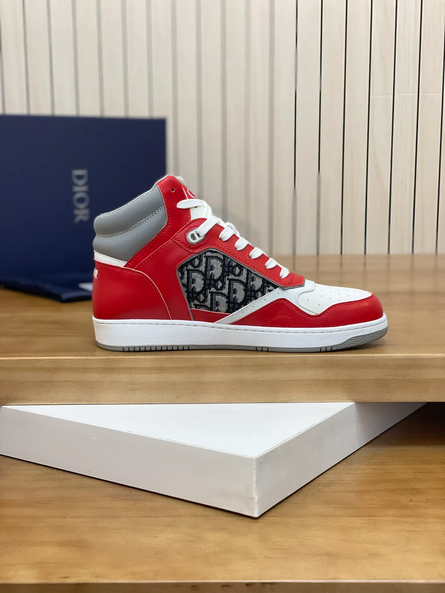 Men's shoes: 💰P460¥ Product trademark: Dior* "Dior*" high-top casual shoes Regular size: 38-44 (can be customized to 45.46) Product materials: Upper imported cowhide stitched with original fabric, breathable lining, original outsole. Number: 1006